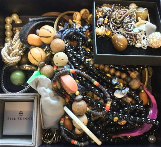 Costume jewellery(-)